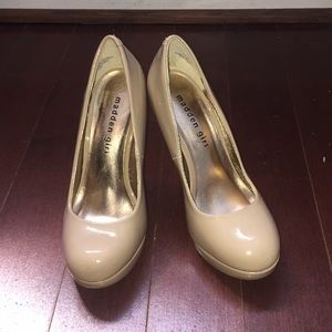 Madden Girl beige platform pumps
